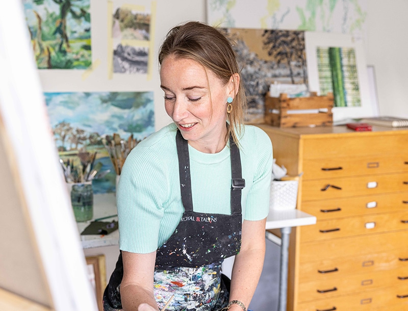 schilderes aan het werk in atelier