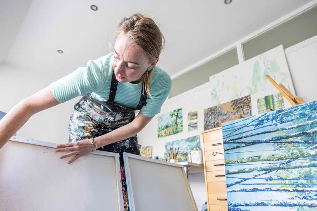 schilder aan het werk in atelier